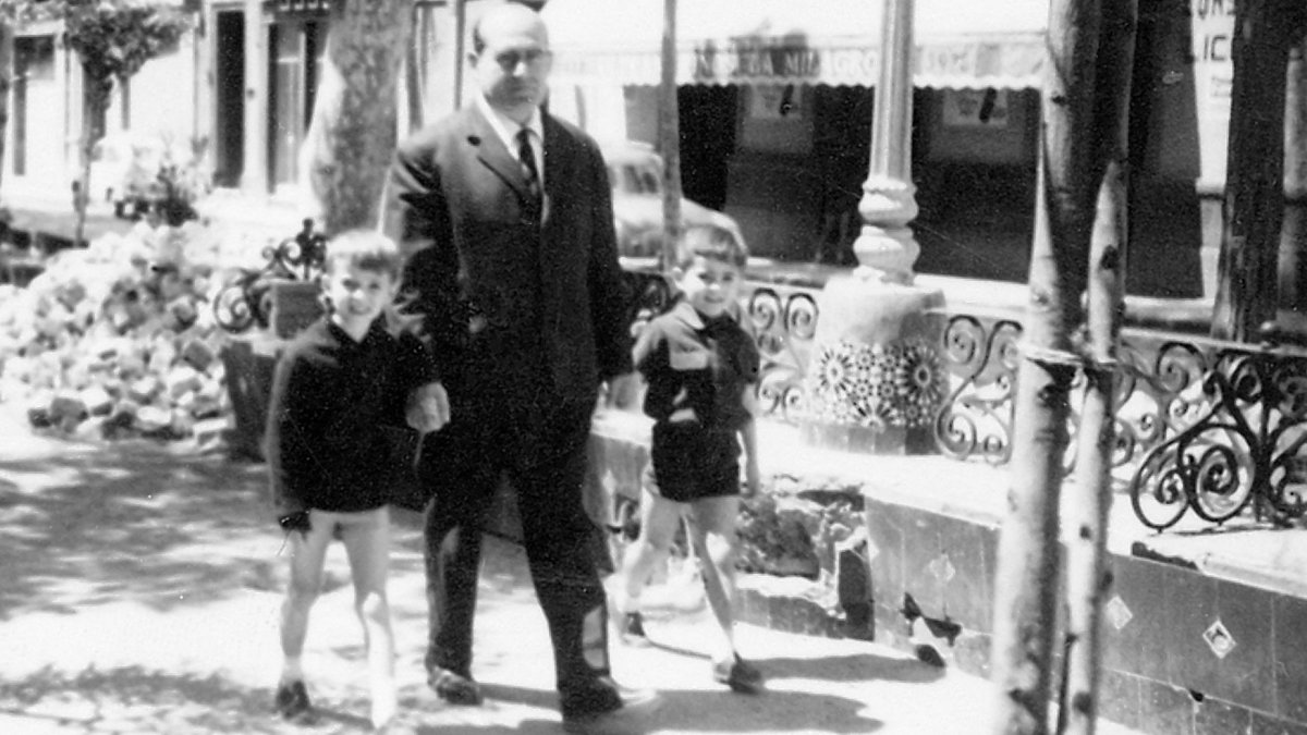 La fachada y el toldo de la tienda de Luis Morales, con la fachada principal a Conde Ofalia y otra lateral que daba a la antigua calle del Ángel.