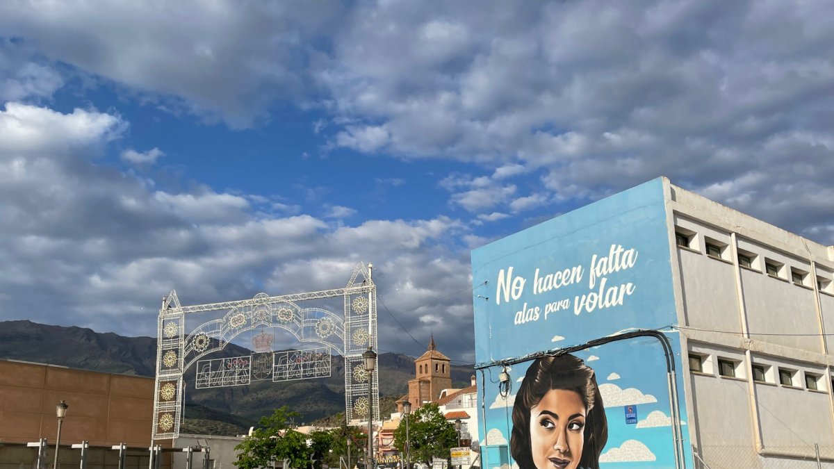 La entrada del pueblo preparada para las Fiestas.