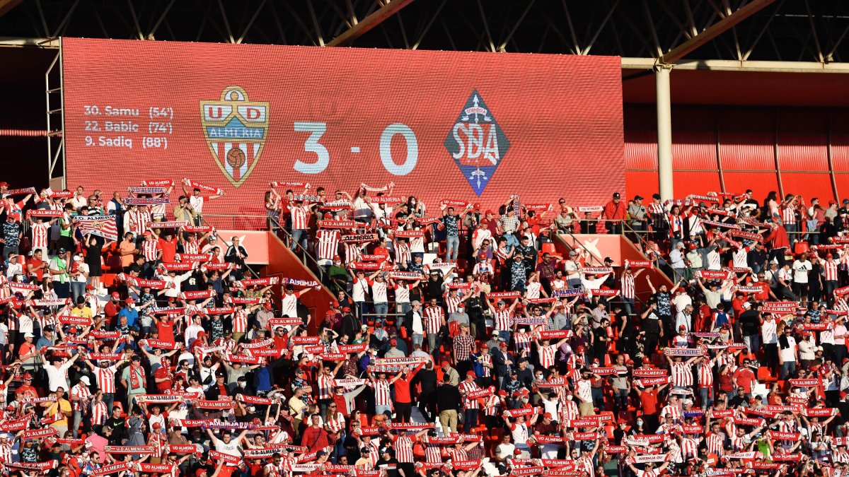 Ambiente de Primera en el Almería-Amorebieta que acabó en fiesta rojiblanca.