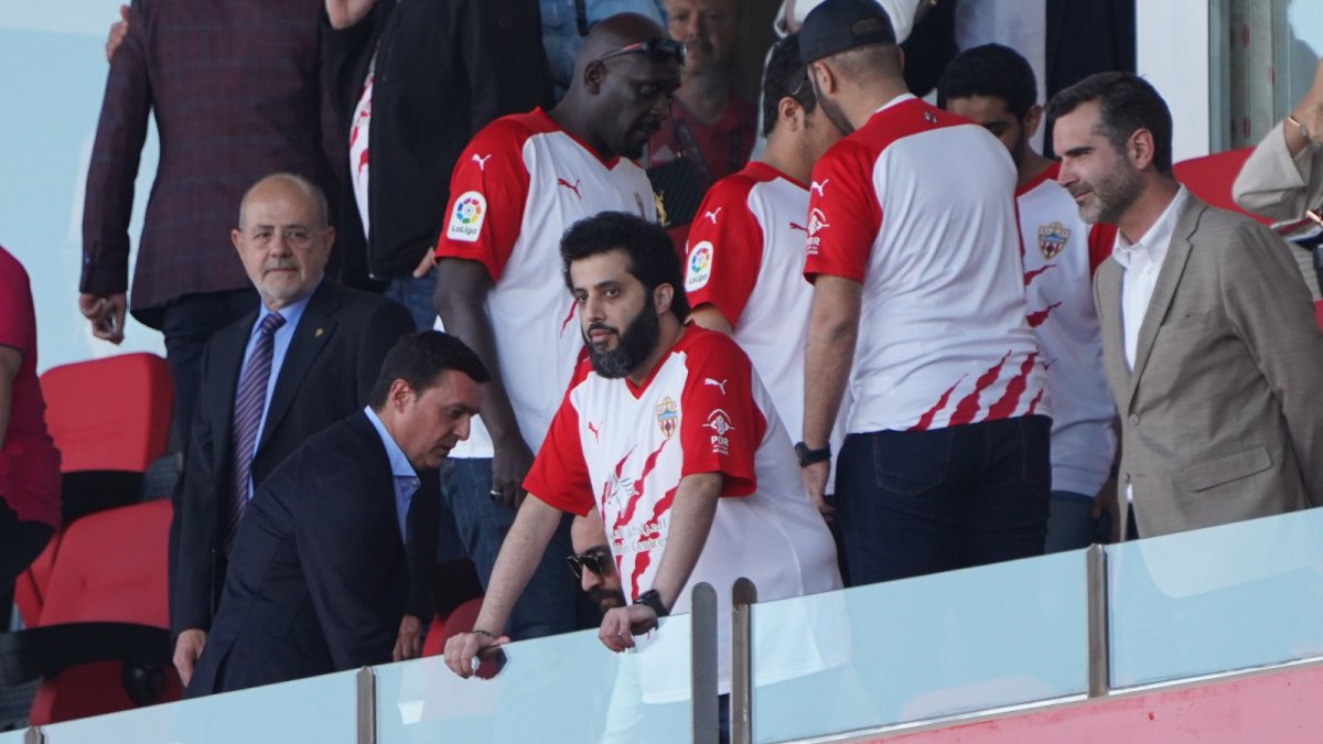 Turki Al-Sheikh disfrutando como nunca del Almería en el Mediterráneo.
