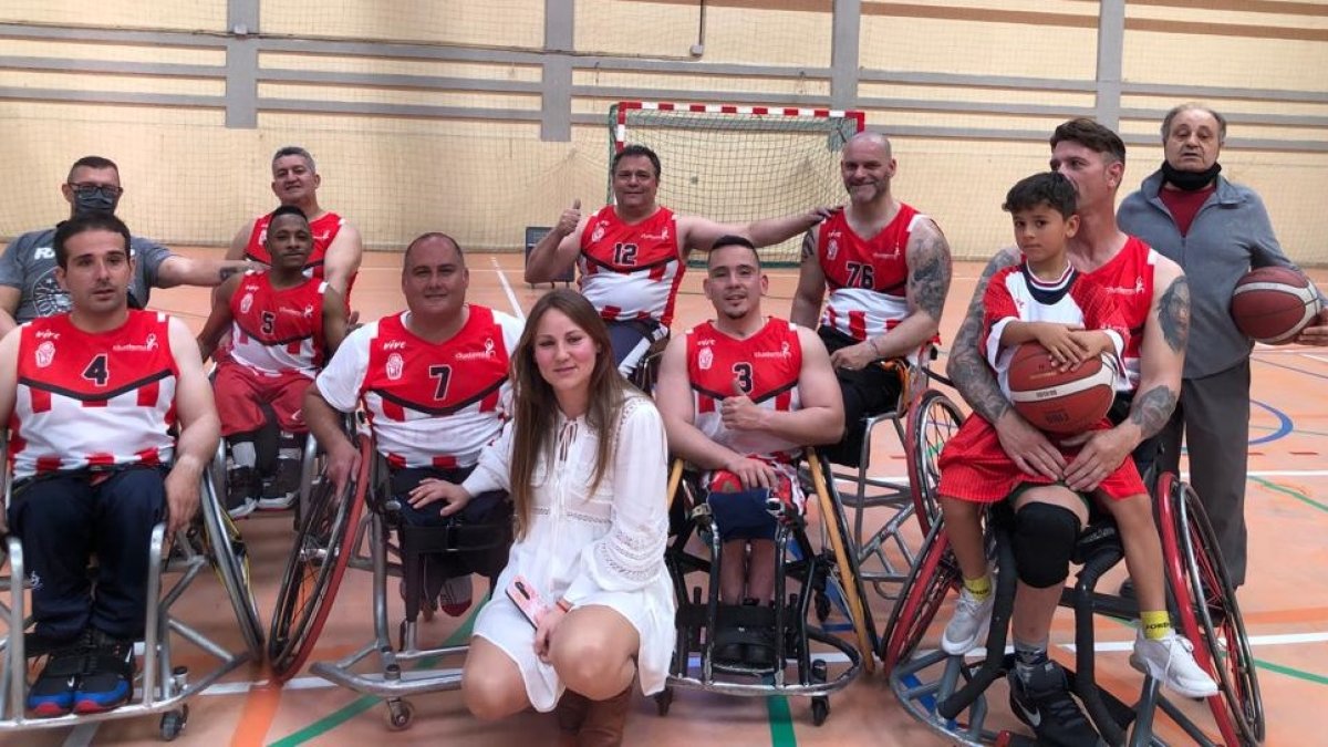 La familia del Cludemi invita a los aficionados para que disfruten del basket.