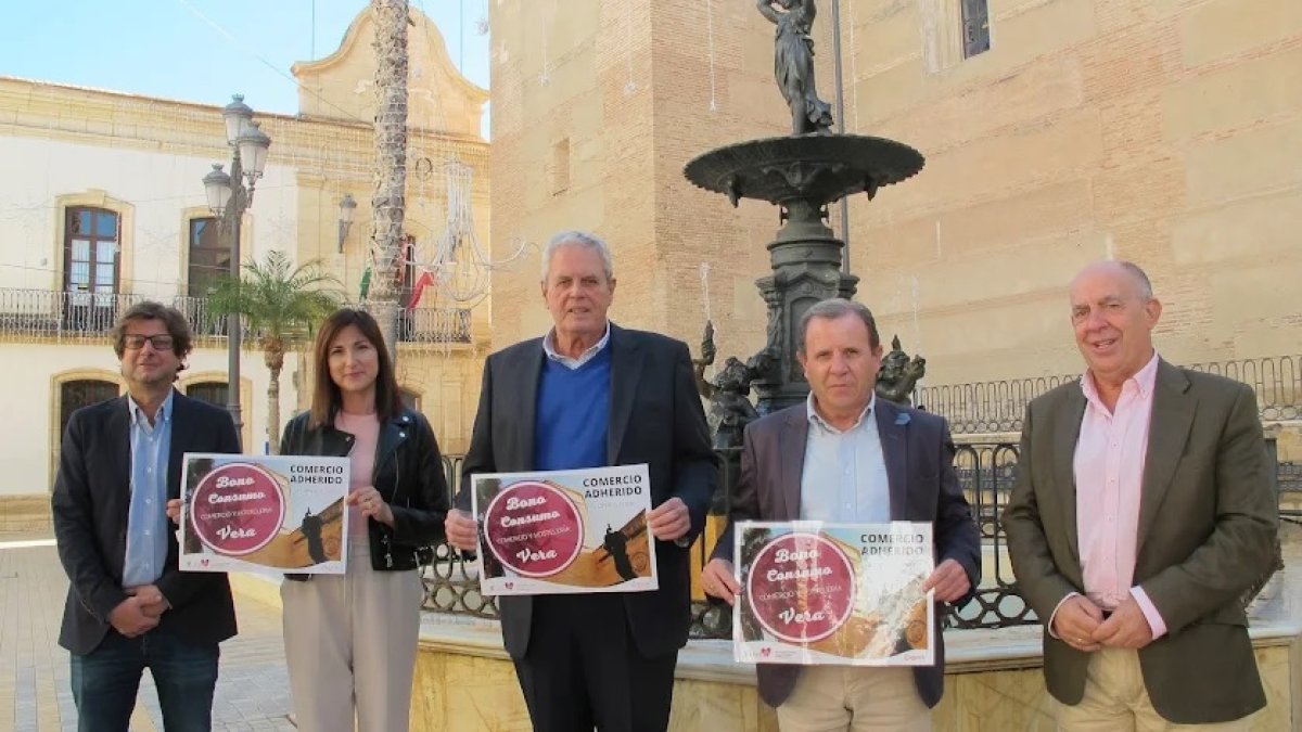 Autoridades en la presentación de la campaña.