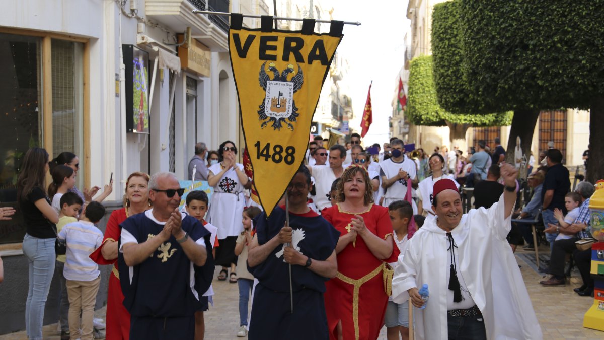 Los veratenses han desfilado por las calles del municipio.