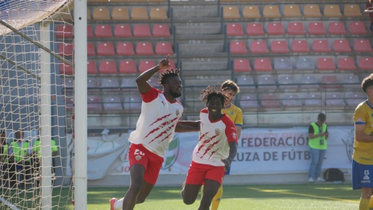 Los canteranos celebran el gol de la victoria.