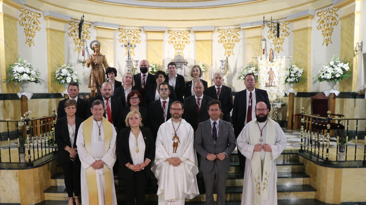 El alcalde, autoridades eclesiásticas y miembros de la Hermandad.