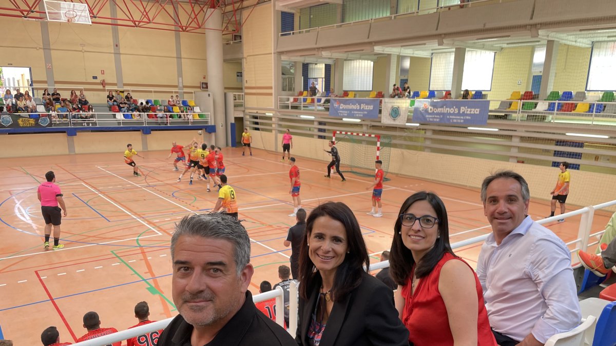 Balonmano Bahía de Almería rinde homenaje a la cantera por los éxitos deportivos.