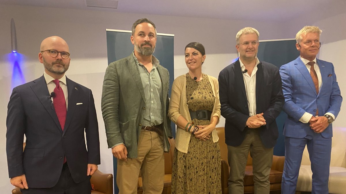 Abascal y Olona, entre otros participantes en el foro sobre inmigración en Almería.