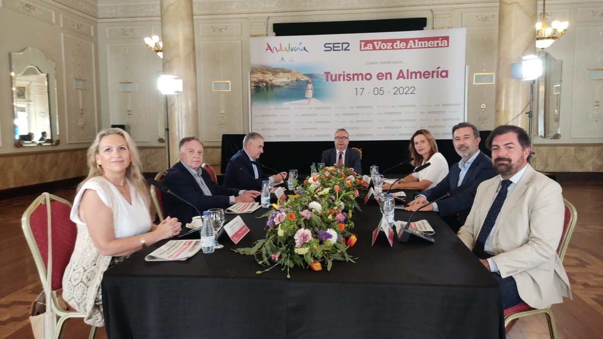 Participantes en el desayuno de este martes.