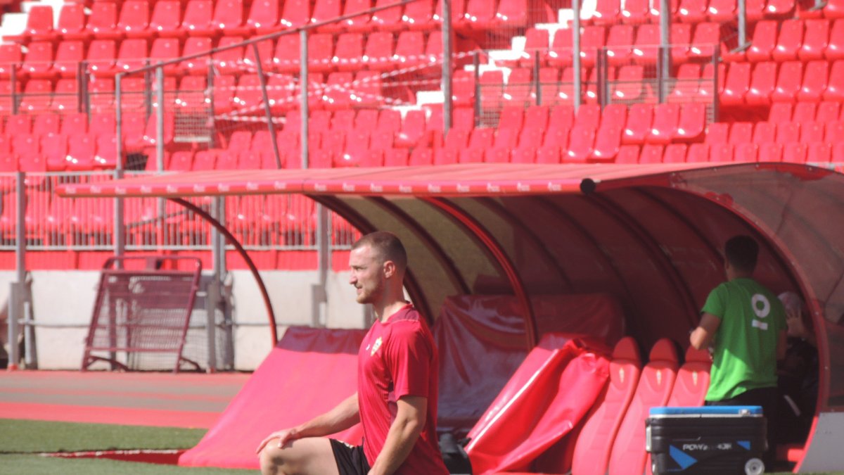 El central Rodrigo Ely entrena al margen.