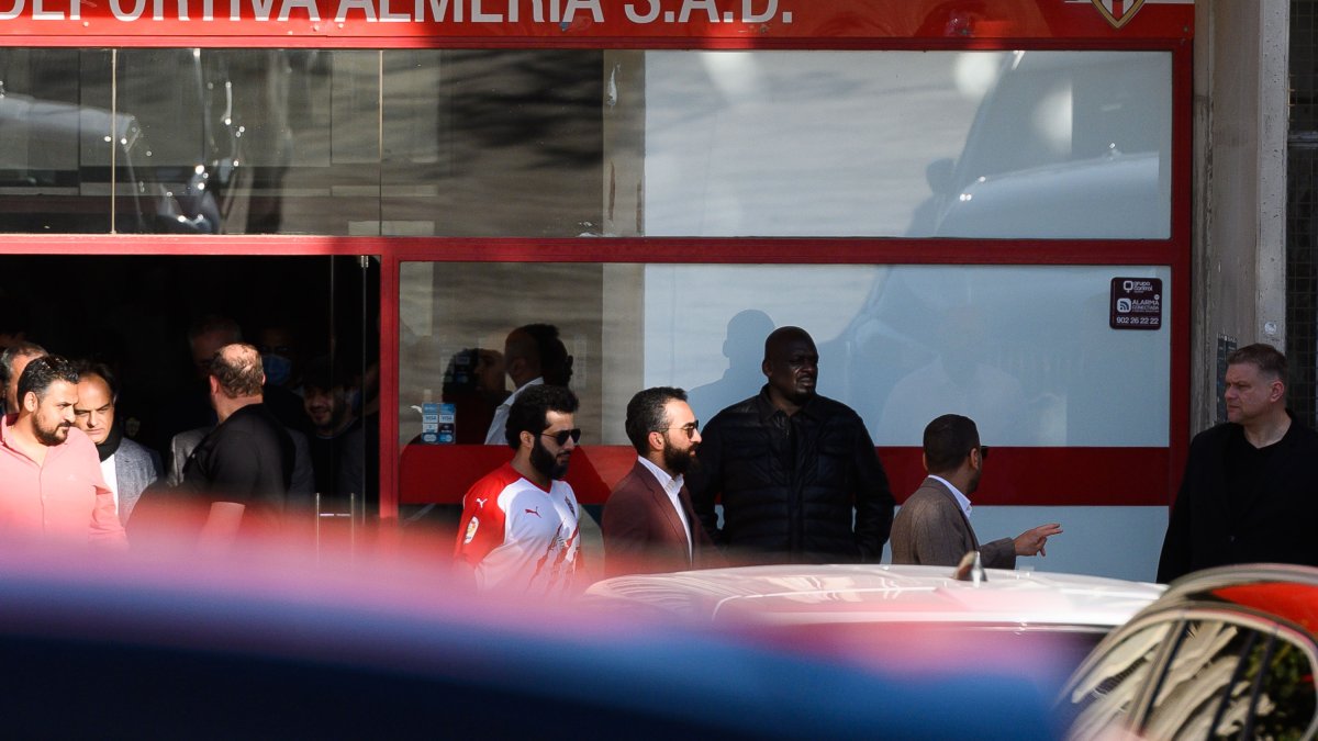 El presidente del UD Almería entrando al Mediterráneo.