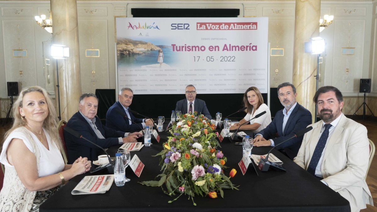 La jornada sobre Turismo con representantes empresariales y de la Administración autonómica se celebró en el Salón Noble del Círculo Mercantil.