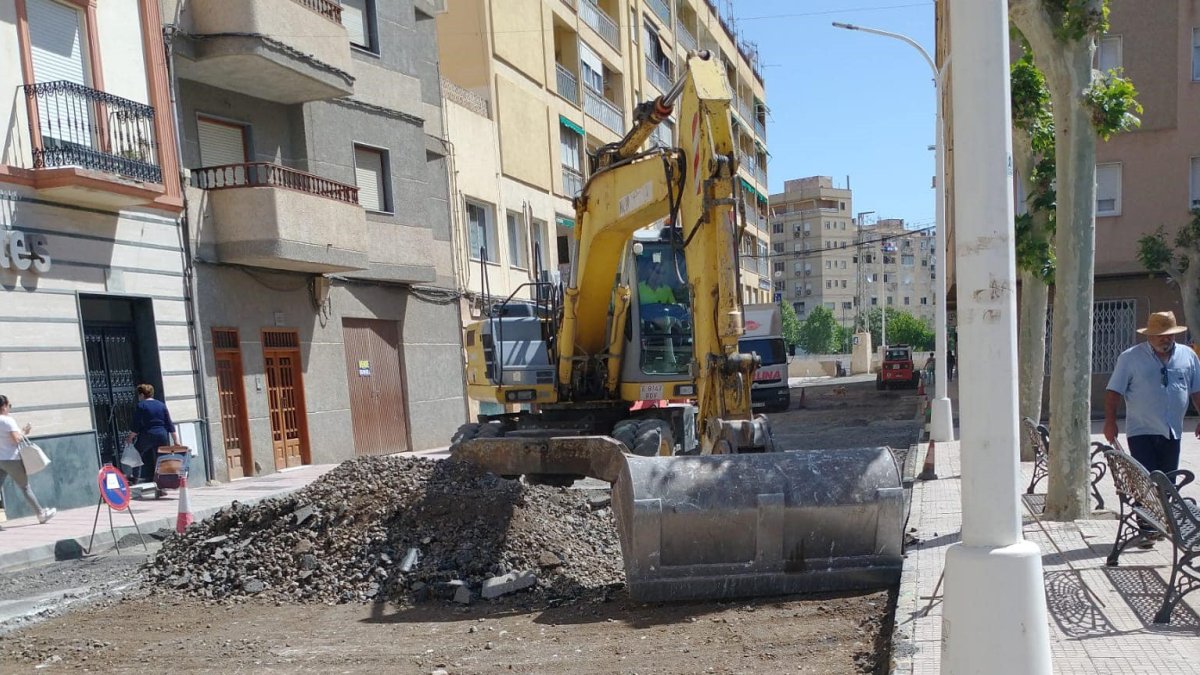 Las máquinas se encargan de asfaltar algunas vías del municipio.