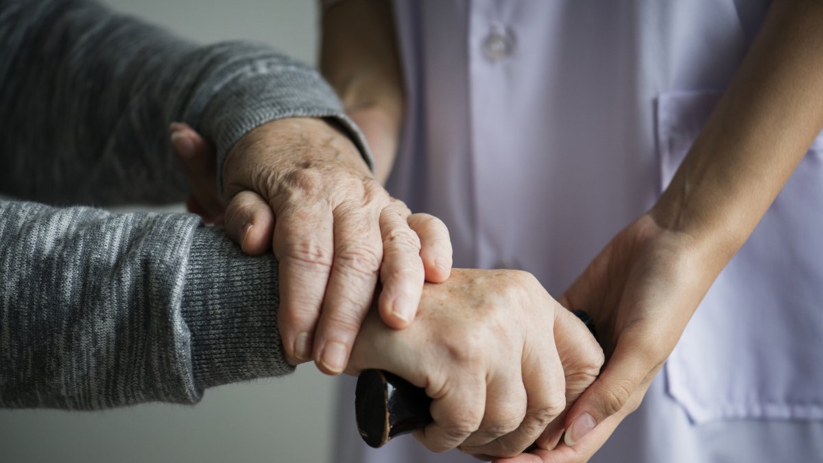 Los cuidadores y su papel esencial en la atención a nuestros mayores.
