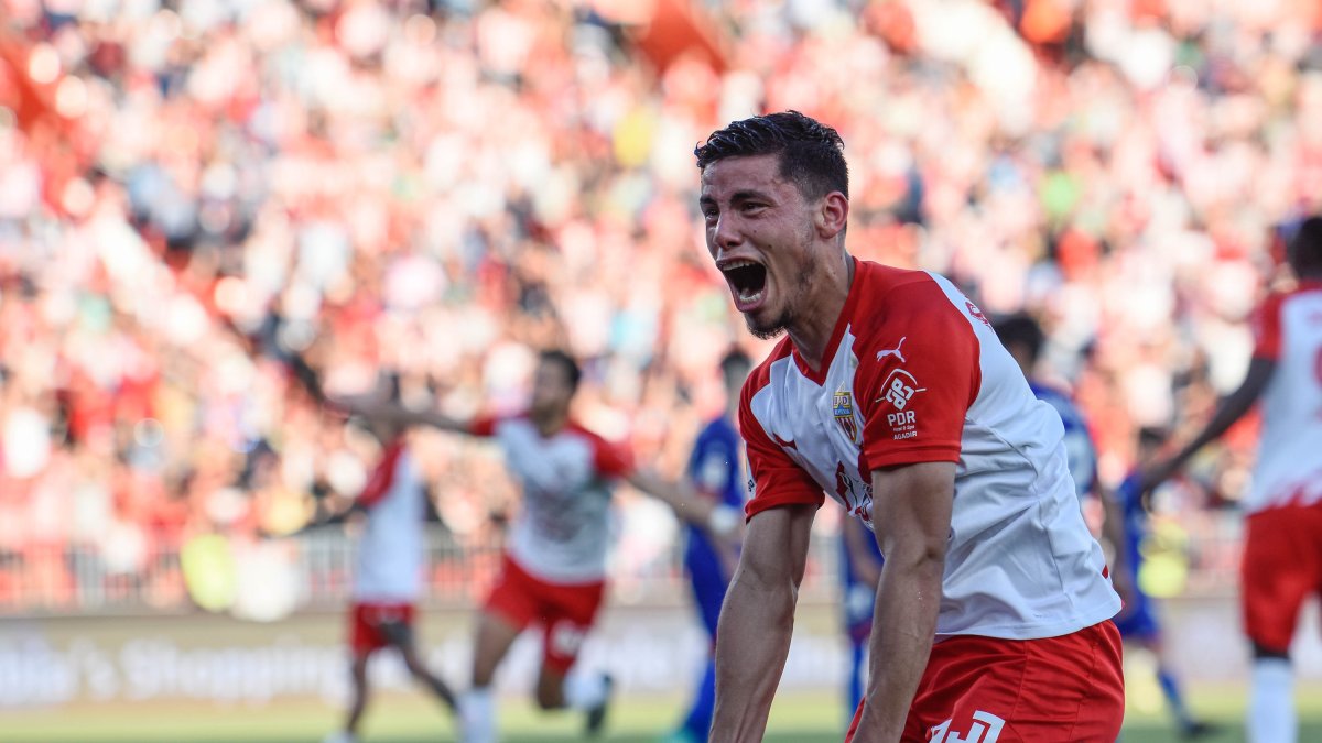 Lucas Robertone es pura raza y calidad en el centro del campo del Almería.