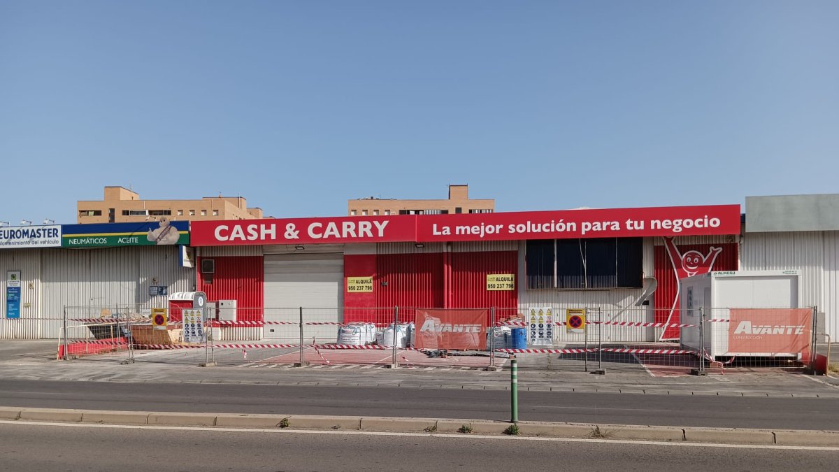 Ya en marcha las obras en la nave donde abrirá Burger King su próximo establecimiento.