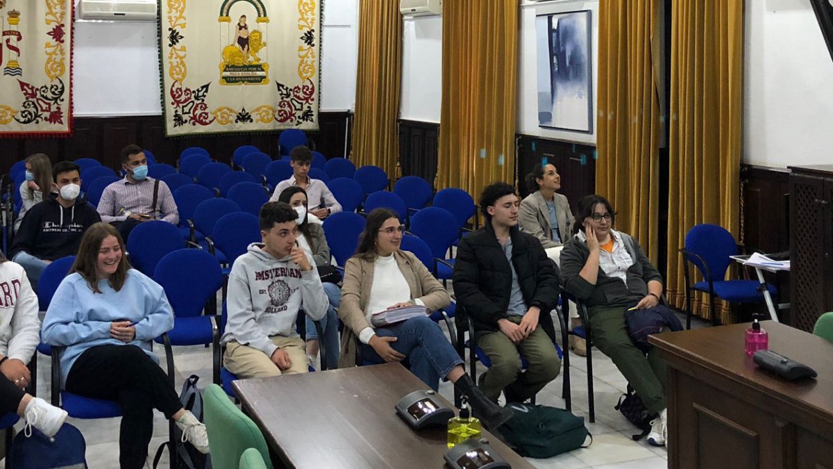 Reunión con Jóvenes solicitantes de un programa de voluntariado.
