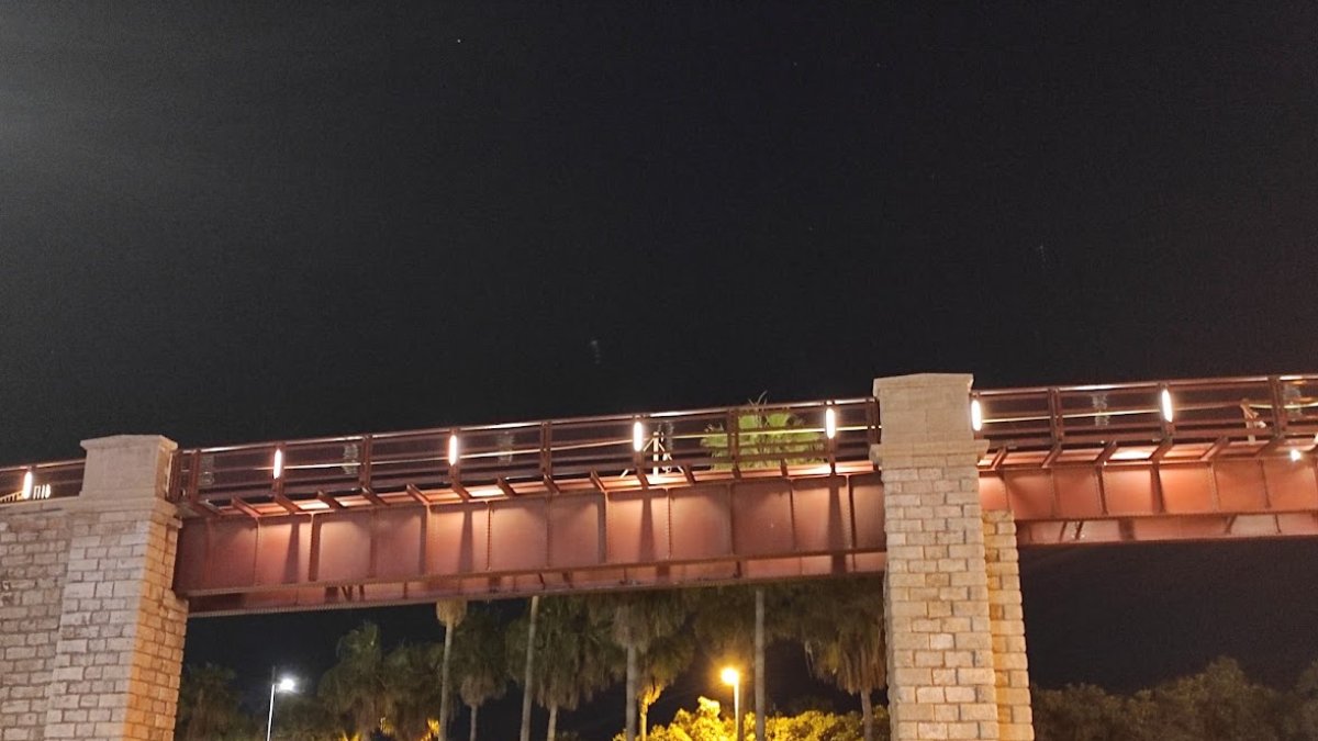 El Cable Inglés, con nueva iluminación superior para el paseo elevado.