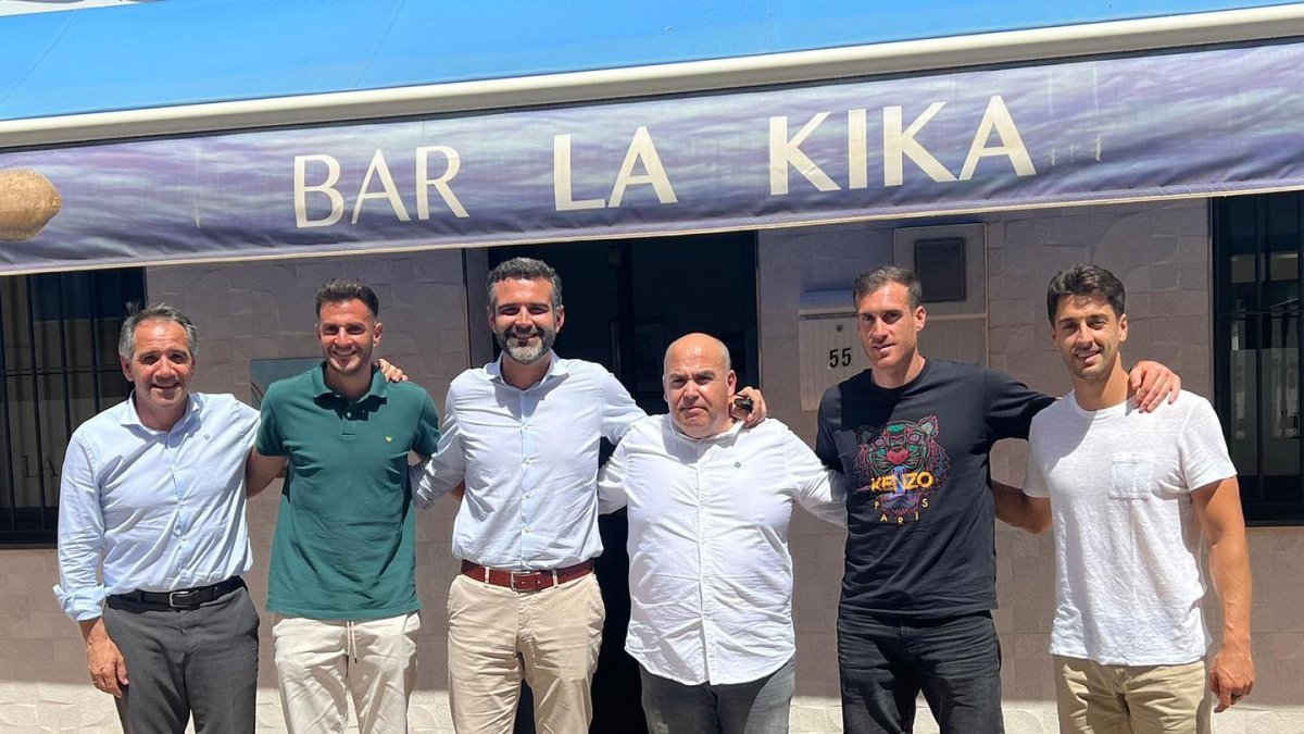 Foto de familia después de compartir mesa y mantel este miércoles en La Kika.