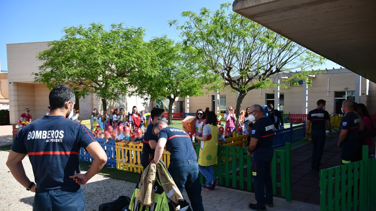 Visita de Bomberos del Poniente a la Escuela Infantil Las Lomas, en Roquetas de Mar.