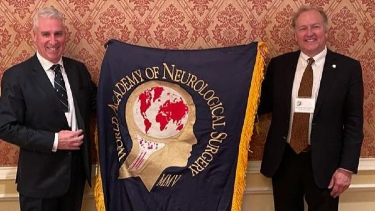 Arraez (izda) en el acto de entrega de poderes junto al presidente saliente, el doctor Bill Couldwell.