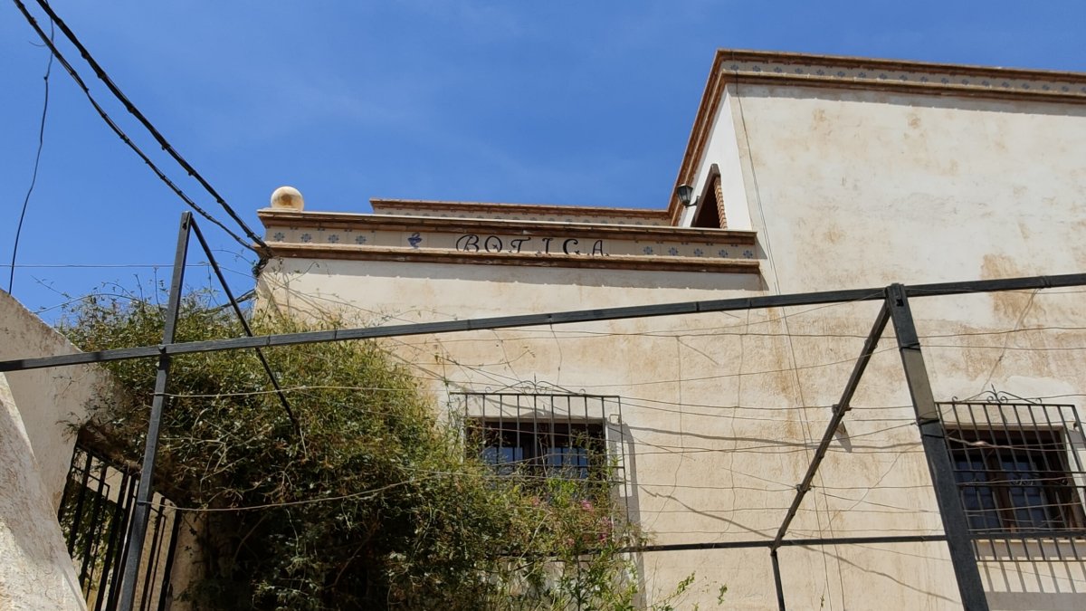 Una de las fachadas de Enix tras el paso de la calima. (FOTO: Francisco G. Luque)