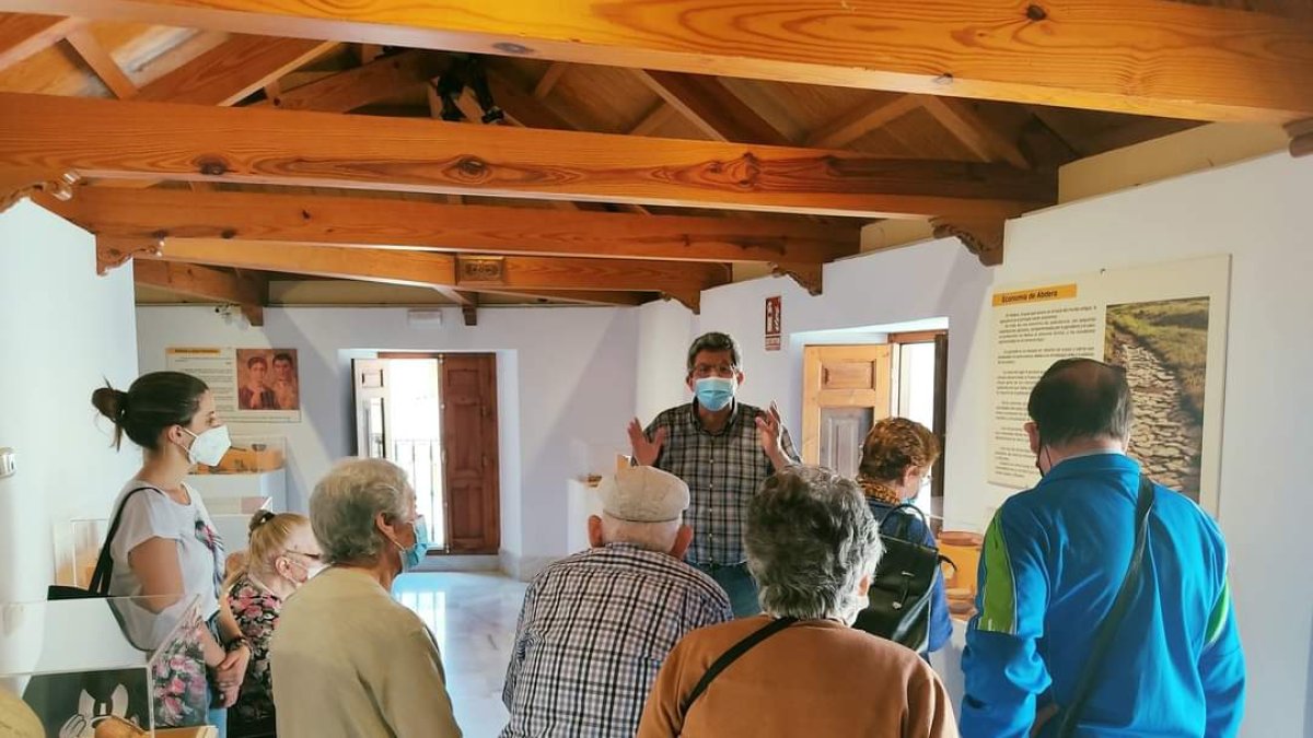 El Museo de Adra recibe la visita de usuarios y usuarias de la Residencia de Mayores .