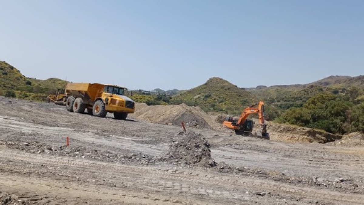 Operarios y maquinaria se encargan ya de las obras en Mojácar.