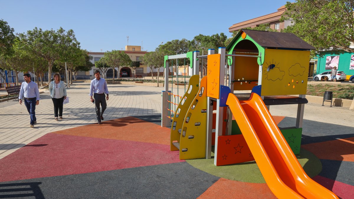 Visita a la zona de juegos en la Plaza Cabriles.