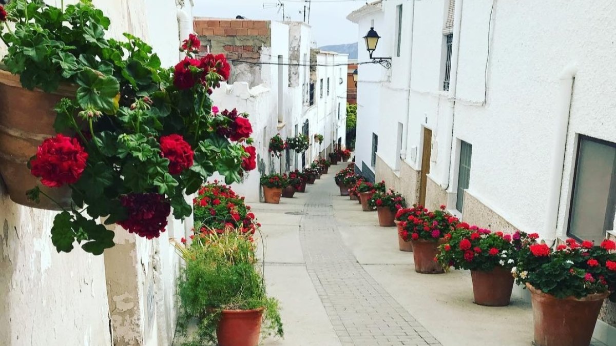 Así luce una de las calles del pueblo almeriense que ha seleccionado \'The Times\'.