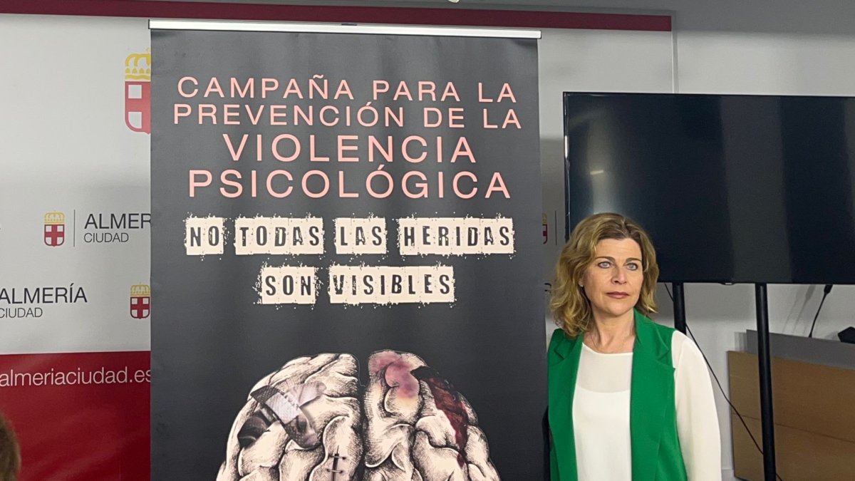 Paola Laynez presentando el cartel de la campaña.