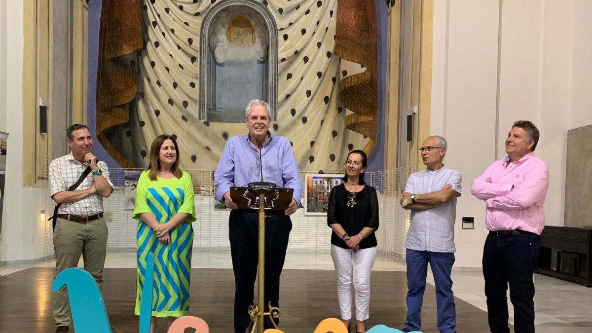 Autoridades veratenses inauguran esta exposición junto a sus autores.