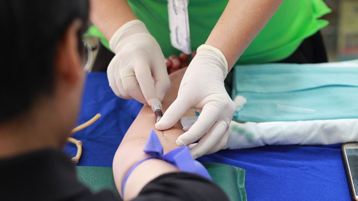 Donación de sangre en un centro de salud.