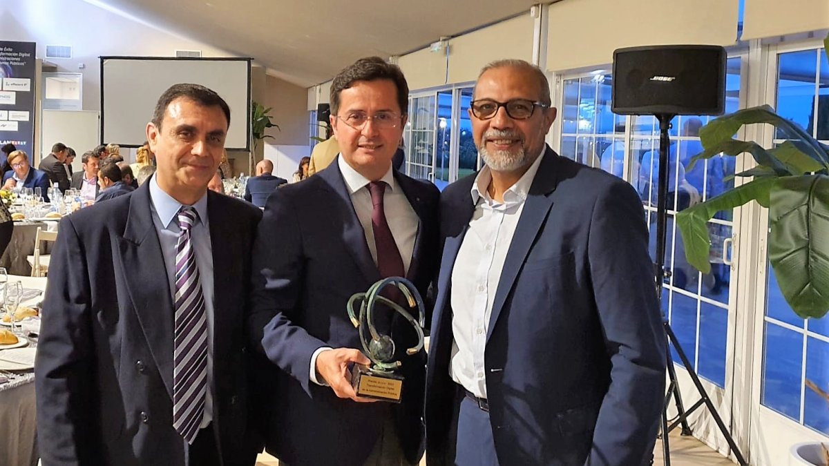 El alcalde de El Ejido, Francisco Góngora, recogiendo el premio en Hinojosa.