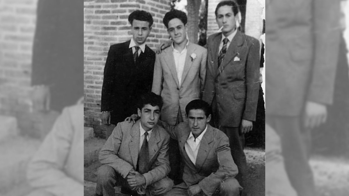 José Ortiz, el joven agachado con corbata, pasó a la historia r sido el ‘cirujano’ del llamado caso del cojinete.
