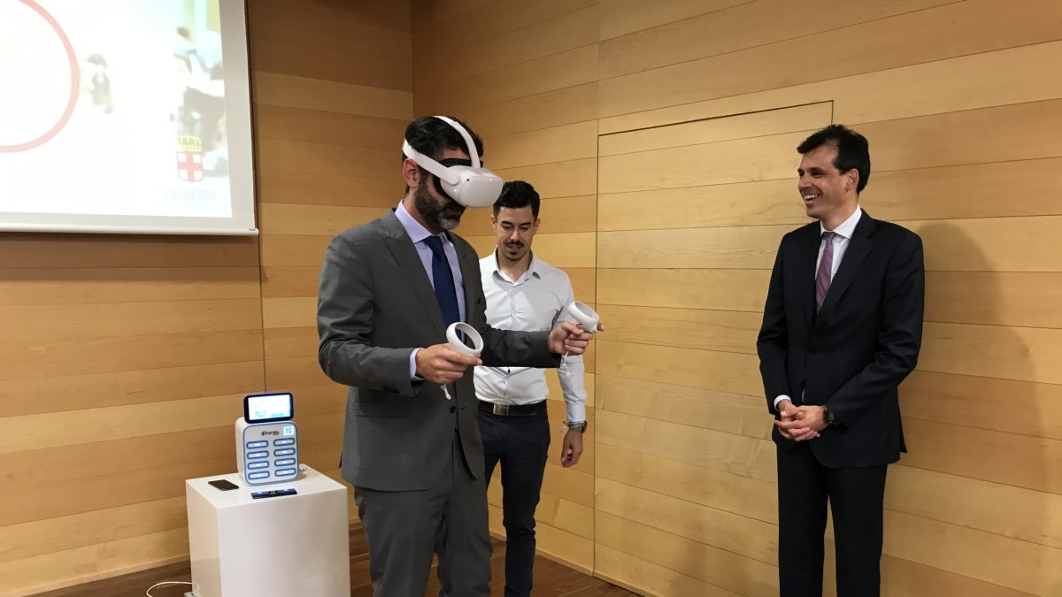 El alcalde de Almeria, Ramón Fernández-Pacheco, ha probado la tecnología de primera mano.