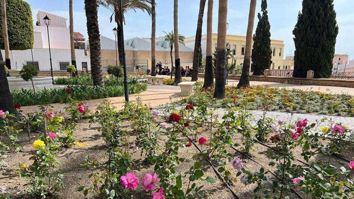 El parque de La Glorieta en Vera luce lleno de color esta primavera.
