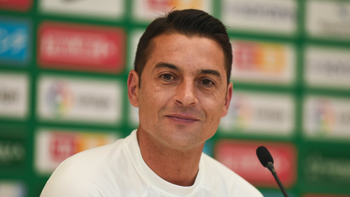 El entrenador almeriense ha renovado contrato con el conjunto ilicitano.