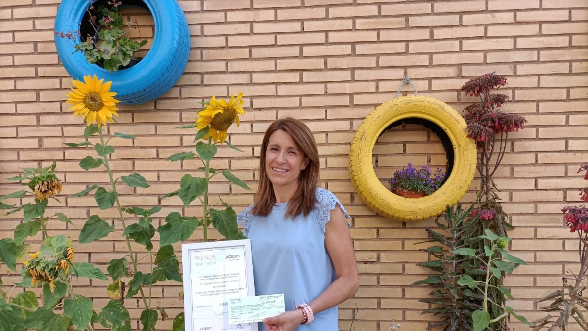 Pilar Bonilla mostrando el premio en el colegio Gabriela Mistral.