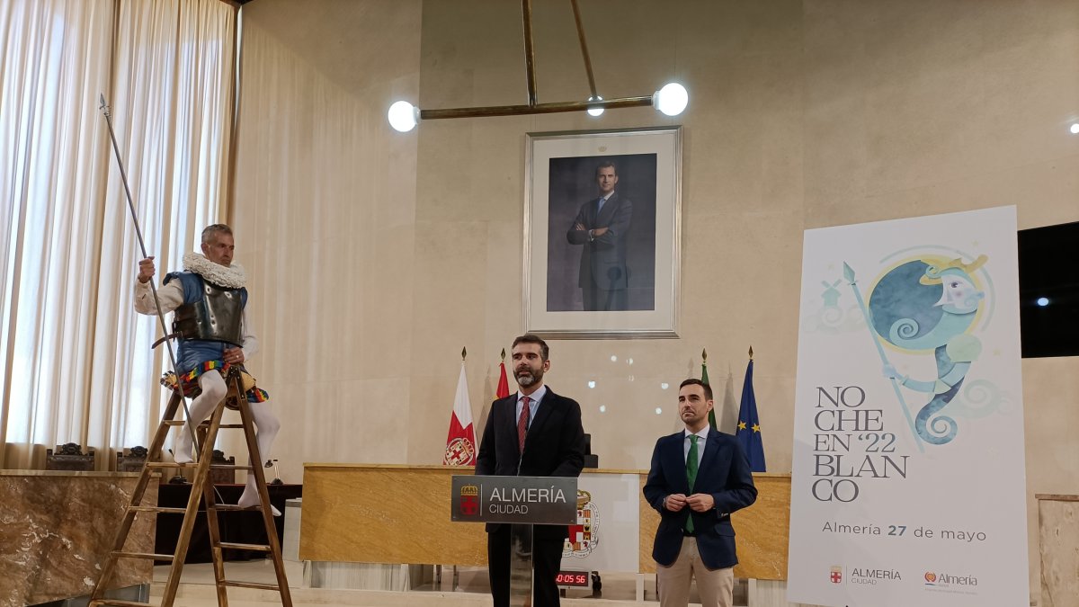 Ramón Fernández-Pacheco junto a Carlos Sánchez en la presentación