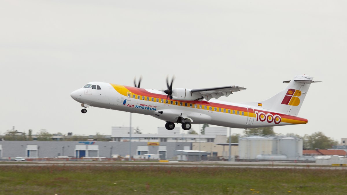 Un avión de Air Nostrum en el aeropuerto de Almería