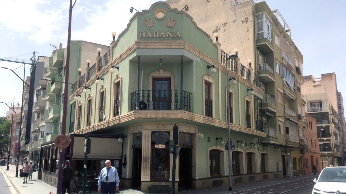 Angel Santisteban junto a la fachada de ese galeón colonial que es la Habana Playa, un lugar de culto durante años en El Zapillo.
