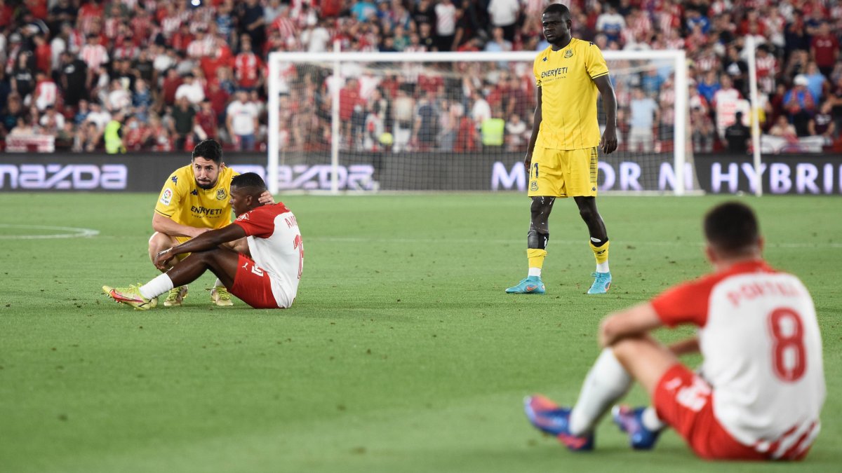 Jugadores del Alcorcón consuelan a los del Almería tras el pitido final.
