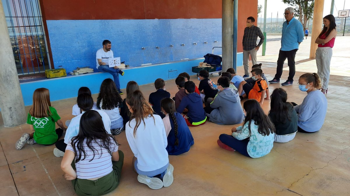 Los niños de Huércal de Almería aprenden a construir cajas nido para aves.
