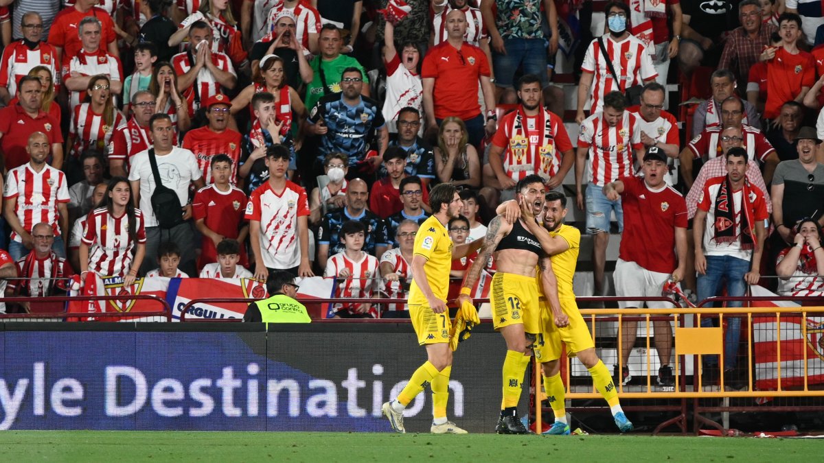 Gio Zarfino celebrando el 0-1 tras superar a Fernando en el mano a mano.