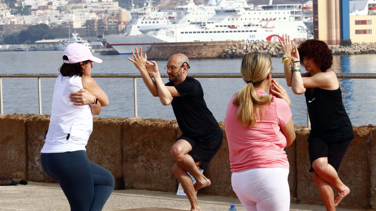 ‘Namasté’ a la sombra del Faro Rojo de Almería.