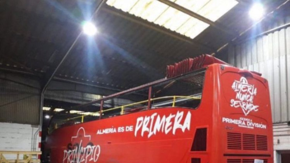 El autobús se quedó en la cochera tras una noche triste.