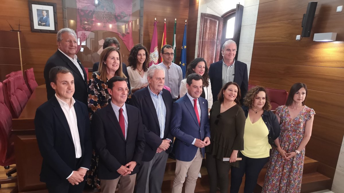 Las autoridades veratenses junto al presidente de la Junta de Andalucía en el salón de Plenos del Ayuntamiento