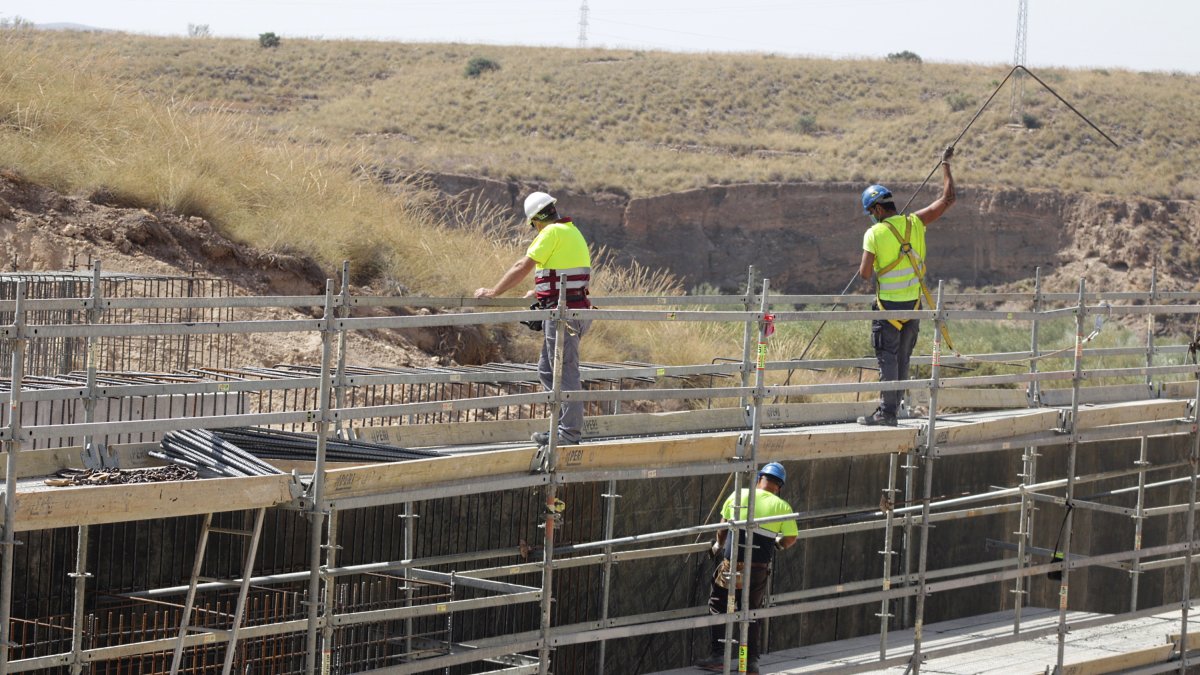 Obras de construcción en un tramo el AVE Murcia-Almería