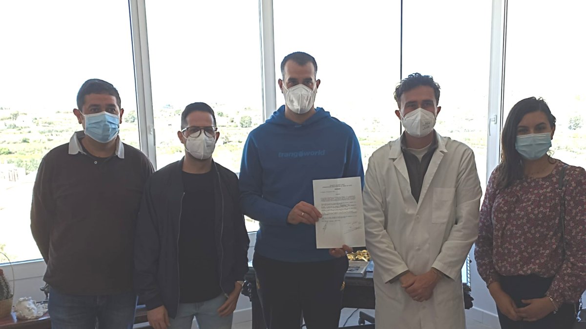 Representantes de la cofradía junto al restaurador (segundo por la derecha).