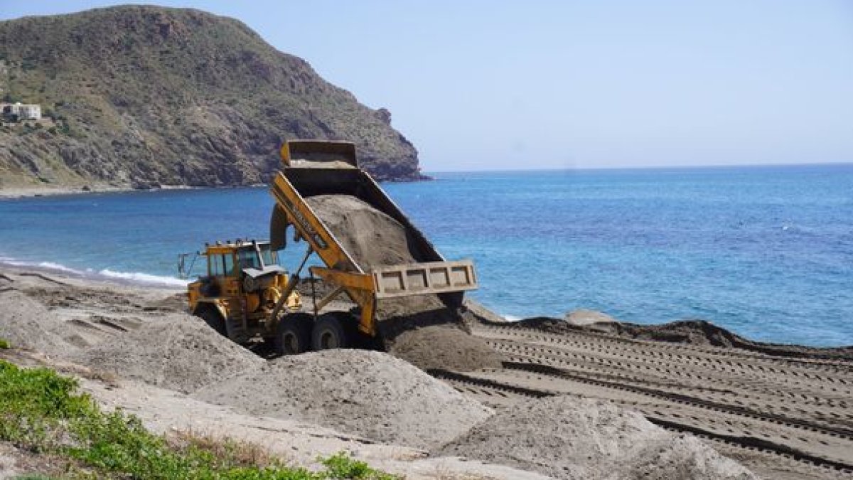 Trabajos de regeneración de la playa del Lancón.
